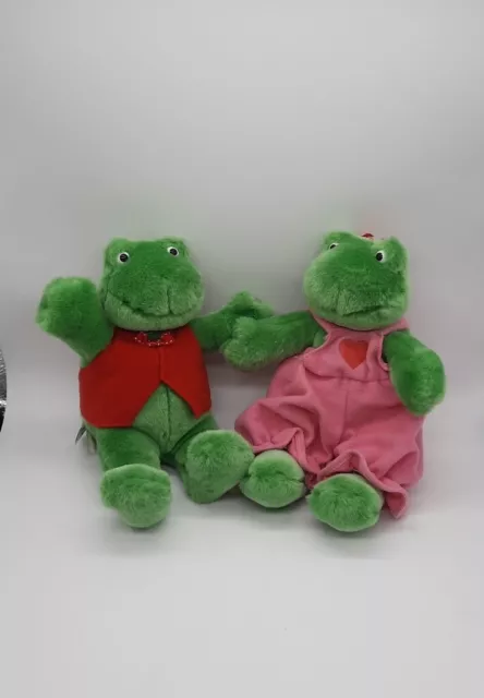 Hallmark Green Frog Boy Girl Pair Smiling Stuffed Pluah Holding Hands Valentines