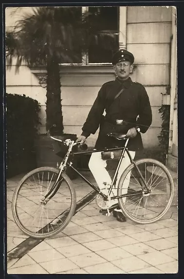Mann in Uniform mit Fahrrad, Ansichtskarte 1914