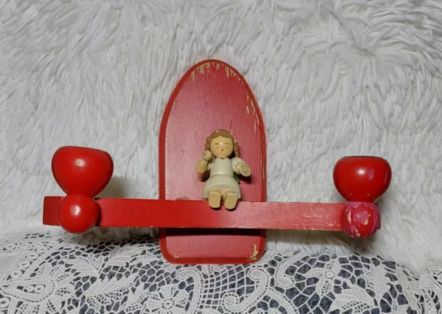 ROTER ALTER ERZGEBIRGE WANDKERZENHALTER mit ENGEL Figur Holz Wandleuchter