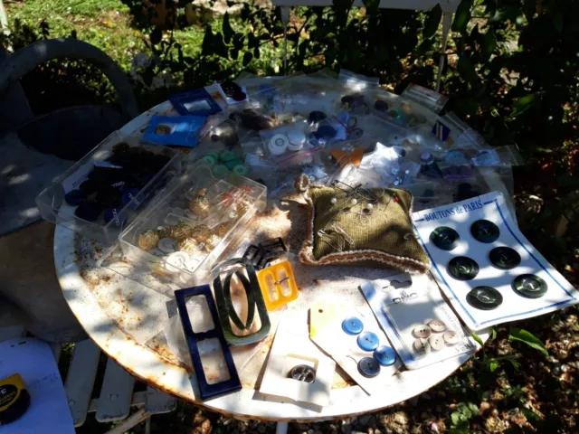 Gros Lot De Boutons Anciens Et Autres Accessoires - Occasion - Idéal Couture Créative