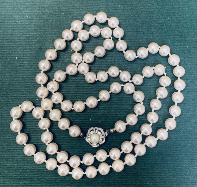 Alte schöne Perlenkette 84 cm mit schönem Verschluss.