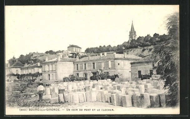 CPA Bourg-sur-Gironde, Un coin du port et le Clocher