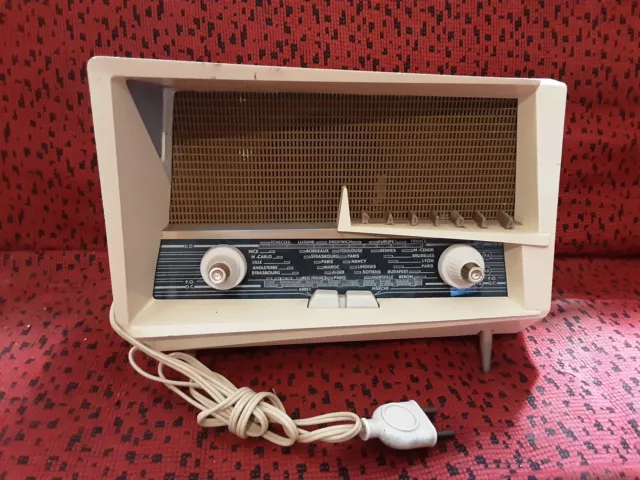 Très joli petit poste de radio années 60 vintage bakélite crème 220 vintage 