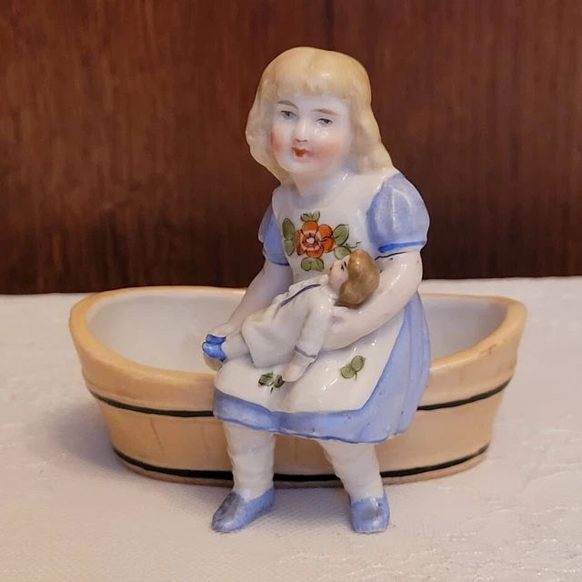 Poupée porcelaine ancienne 40 cm robe bleue fleurie et dentelle – très bon état - Label Emmaüs