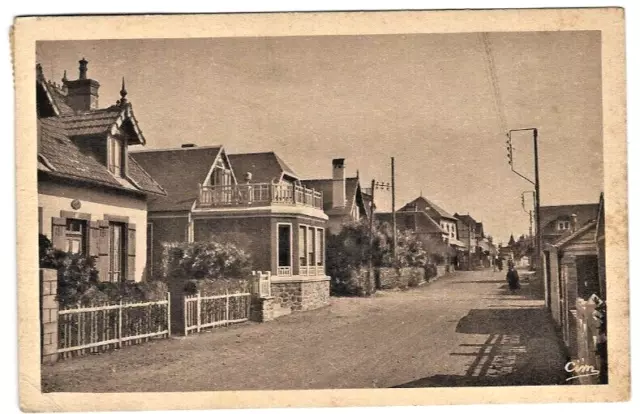 CPSM 50 COUTAINVILLE-PLAGE, Rue Amiraux Méquet, datée de 1947