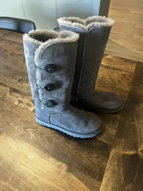 UGG Women’s Bailey Button III Tall Grey Suede Casual Winter Boot Size US 10
