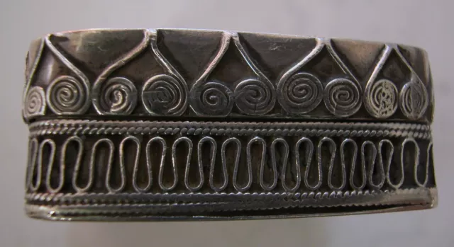 A Rectangular Snuff Or Pill Box With Decoration On Top And Around 3