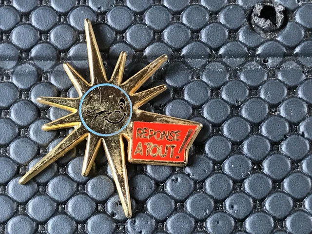 PINS PIN BADGE Media Reponse A Tout Soleil Signe Ballard Version Dore PINS PIN BADGE Media Reponse A Tout Soleil Signe Ballard Version Dore
