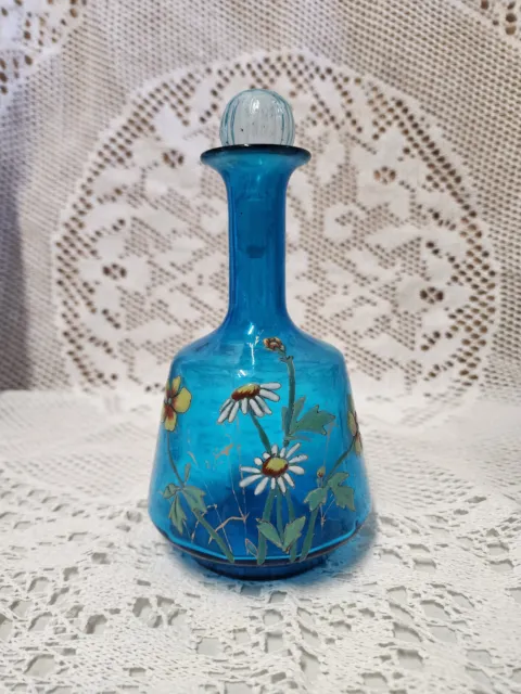 Carafe ancienne en verre bleu émaillé émail décor fleurs et branche