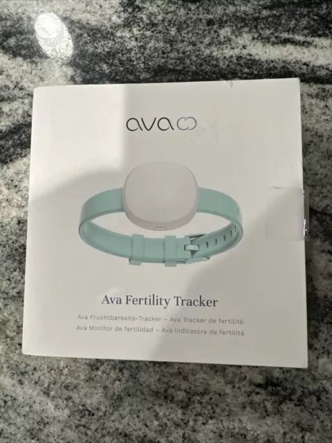 Pulsera digital de seguimiento de fertilidad Ava 2.0, usada con caja