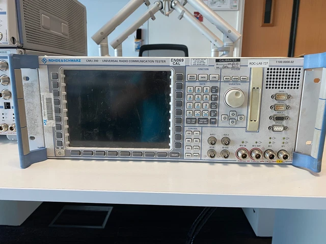 ROHDE & SCHWARZ CMU200 Testeur Radio Universel - Pour Pièces Ou Réparation (ne Boot Pas)