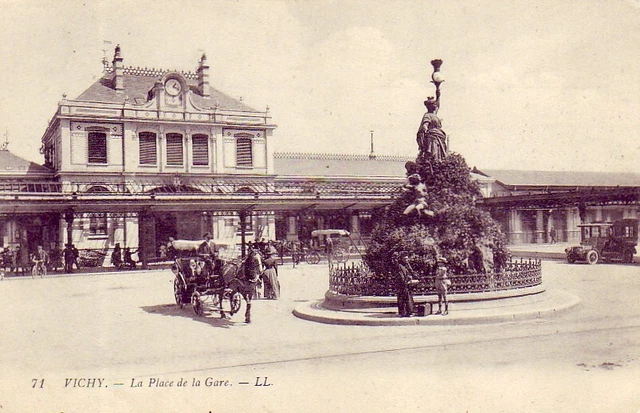 CPA 03 AUVERGNE ALLIER près Moulins VICHY Place de la Gare