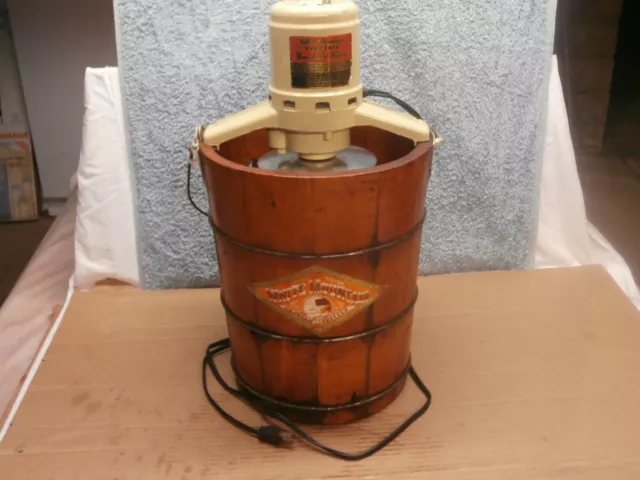 White Mountain 4 Qt. Electric Ice Cream Maker Freezer Triple Motion Works Good White Mountain 4 Qt. Electric Ice Cream Maker Freezer Triple Motion Works Good
