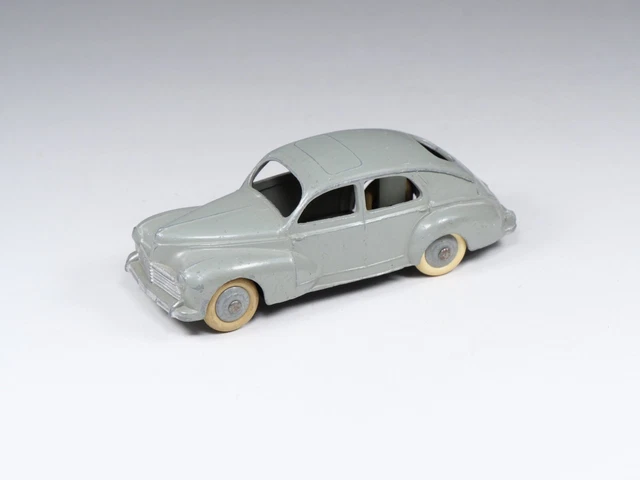 PEUGEOT 203 de DINKY TOYS FRANCE ref : 24R, vintage, petite lunette PEUGEOT 203 de DINKY TOYS FRANCE ref : 24R, vintage, petite lunette
