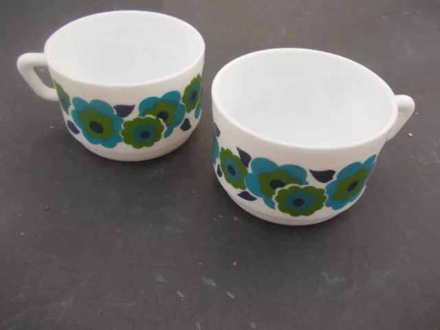 Lot 2 tasses à café Arcopal 1970 fleurs bleues vertes opaline Arques design 70 !