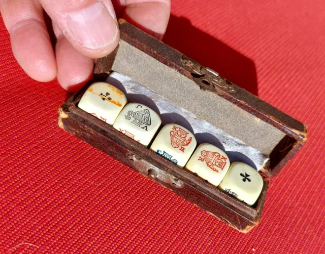 ancienne boite de jeu de dés   ( 5 dés )  époque vers 1900