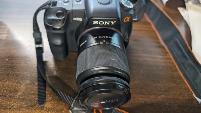 Sony SLR camera α200 DSLR -A200 + 3 lens + minolta (film cam)