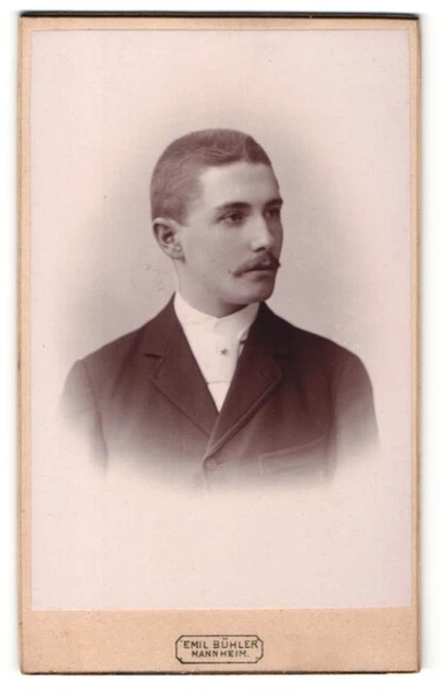 Fotografie Emil Bühler, Mannheim, Portrait charmanter Herr in eleganter Kleidun