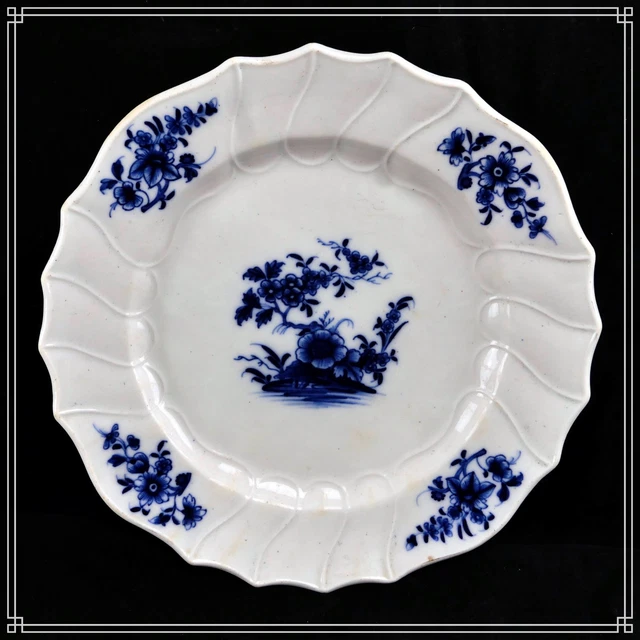 Assiette en faïence en camaïeu bleu à décor d'un personnage sur un