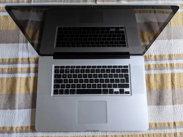 Macbook Pro 17" 2009 2.66GHz Intel Core 2 Duo - 8Gb RAM - GeForce 9600M GT