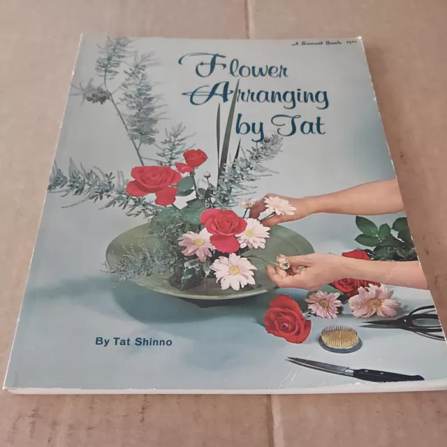 1966, ""Flower Arranging By Tat"" instrucciones paso a paso un libro al atardecer"