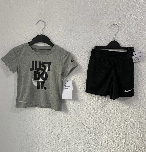 Magliette e pantaloncini nike on sale