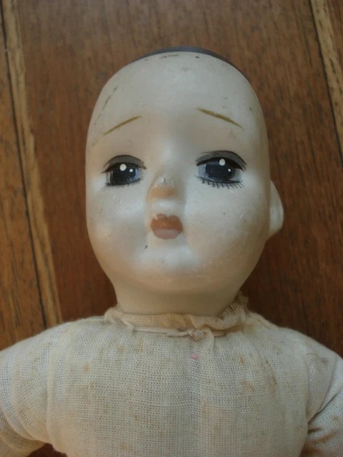 Poupée ancienne en porcelaine boite à musique Pierrot.