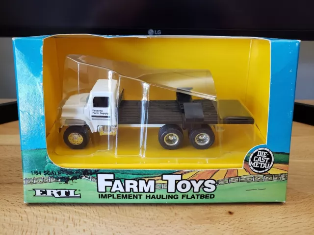 Ertl Farm Toys Implement Hauling Flatbed Truck Favorite Farm Supply Diecast 1:64