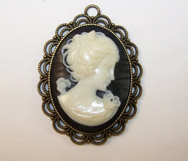 Pendentif Camée Art Déco - Profil De Femme Gravé, Bijou Vintage D'occasion En Bel état