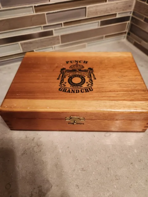 Vintage PUNCH GRAND CRU Robustos Wood Cigar Box Spanish Honduras.