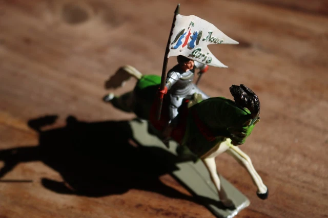 Jeanne d'Arc debout avec épée et drapeau