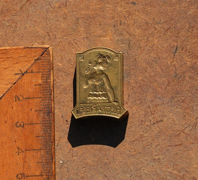 Dame Monogramm Messingornament Zierornament Messing Prägung Ornament Jugendstil