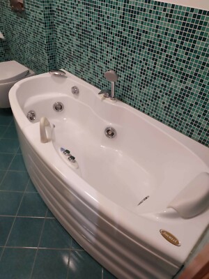 Jacuzzi Vasca idromassaggio Jacuzzi colore bianco dimensioni 170x75 cm usata pochissimo 