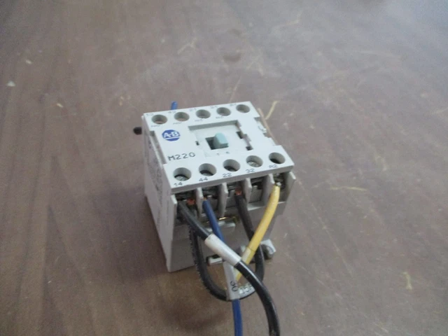 Allen-Bradley Control Relay 700-M220* Ser. A 12A@300V 5A@600V Used