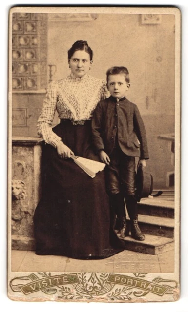 Fotografie Fotograf und Ort unbekannt, Portrait Mutter in karierter Bluse mit F