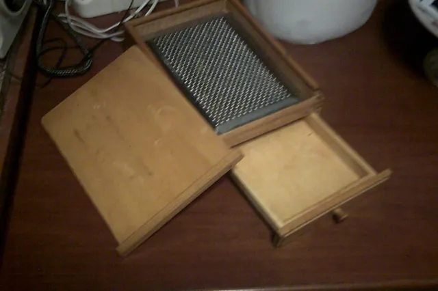 rara grattugia in legno manuale a scatola con coperchio e cassetto vintage LEGGI
