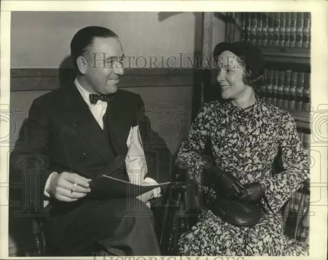 Press Photo Helen Hayes charged with alienation of affection talks to her lawyer