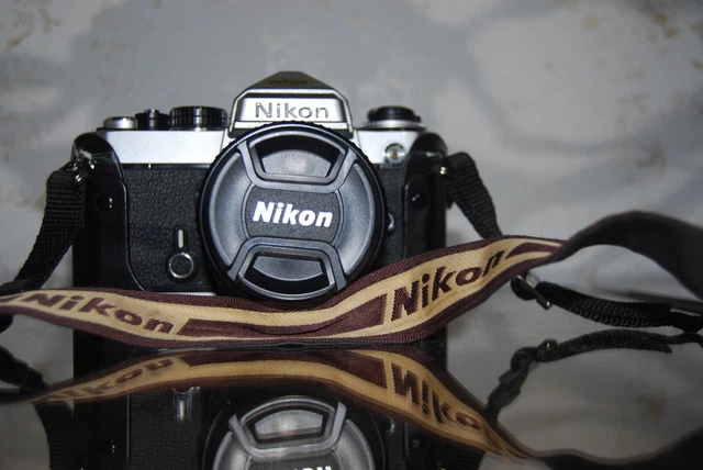 Nikon FE, ob. Nikkor 28mm. 1:1.3.5, a pellicola, cintura orig. Custodia