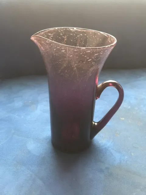 Grande carafe violete en verre soufflé bullé Murano?