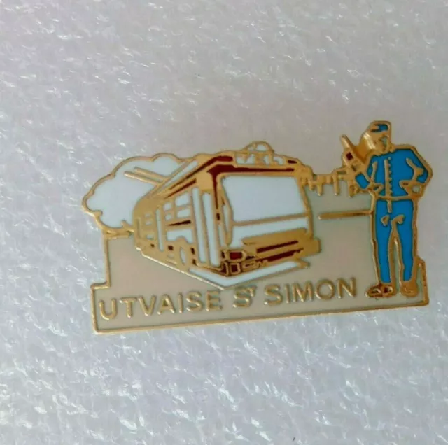 Pin's Lapel pin enamel pins AUTOBUS AUTOCAR Dépôt BUS TCL UT VAISE ST SIMON EGF