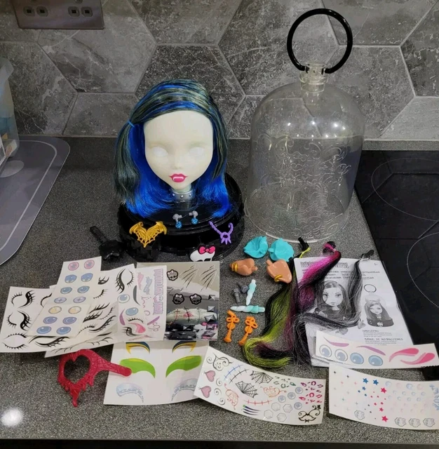 MONSTER HIGH DOLL 'Goregeous Ghoul AntiStyling Head' & Accessories