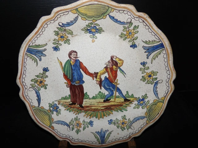 Assiette Moustiers XVIIIe / XIXe  " Le DUEL " personnages grotesques