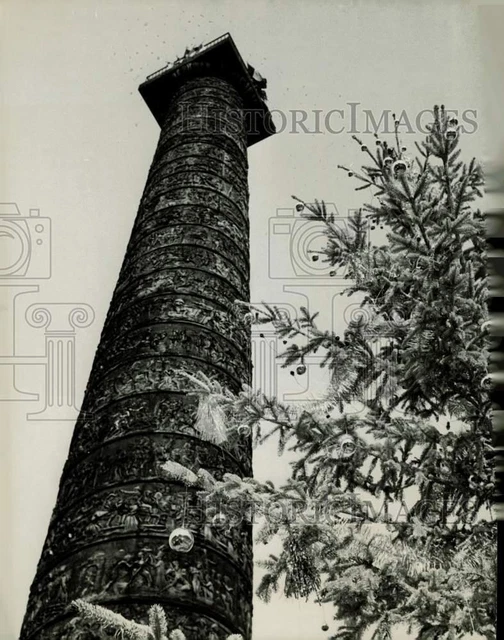 1966 Press Photo Bronze Column, Christmas Tree at Place Vendome in Paris, France