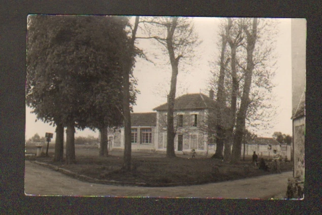 NAINVILLE-LES-ROCHES (91) TOWN HALL & VILLA animated in 1954