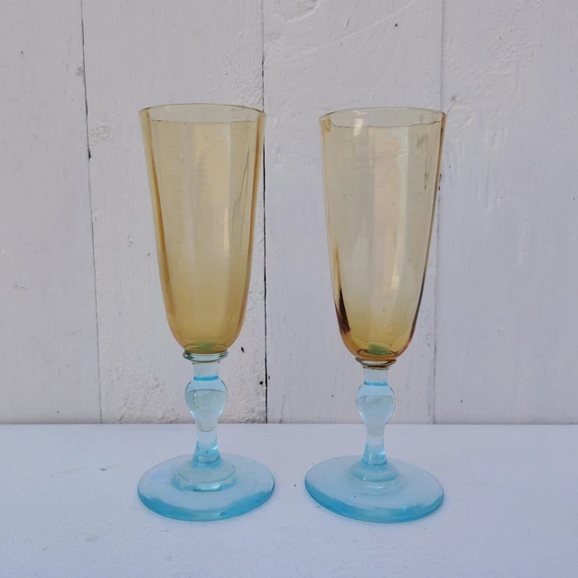 5 ANCIENNES TASSES ou coupelles art deco en verre opalascent irisé tres bleutée EUR 110,00