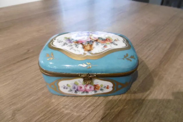 Ancienne boite en porcelaine de Paris Samson