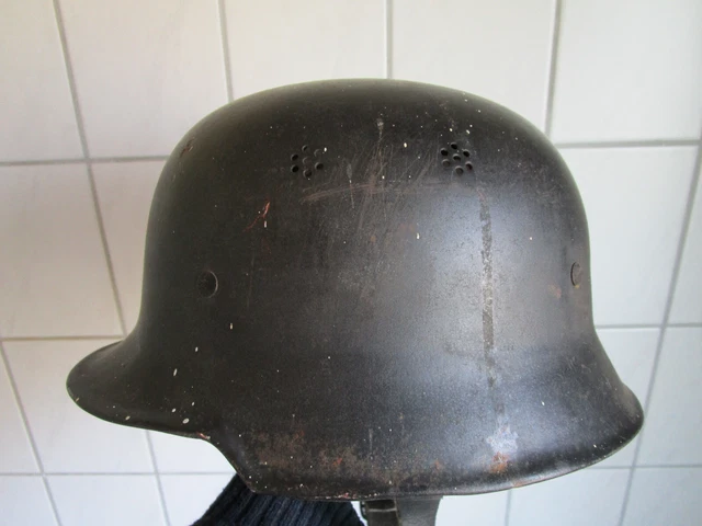 Feuerwehr-Stahlhelm,Helm 2.WK schwarzer Stahlhelm mit Kinnriemen Dachbodenfund!