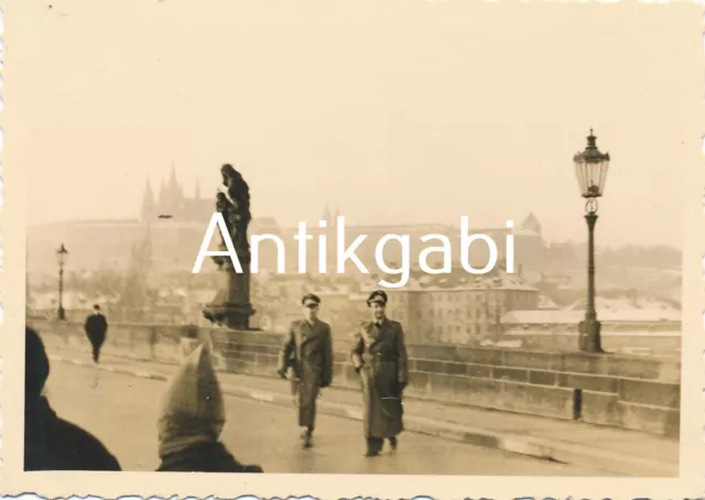 Foto WK2 Soldaten Luftwaffe Prag Karlsbrücke Prag Karlův most Tschechien B1.14