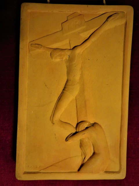BAS RELIEF TERRE CUITE CRUCIFIXION signée TRECY - MODERNISTE