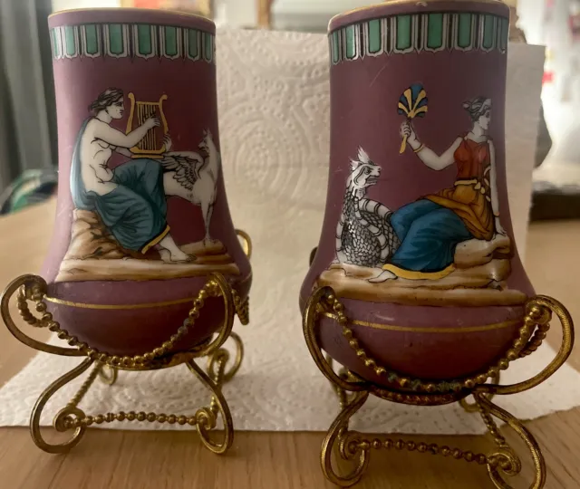 Paire de petits Vases Fin XIXème ( Grèce Antique, Déesse, Mythologie, Griffon….)